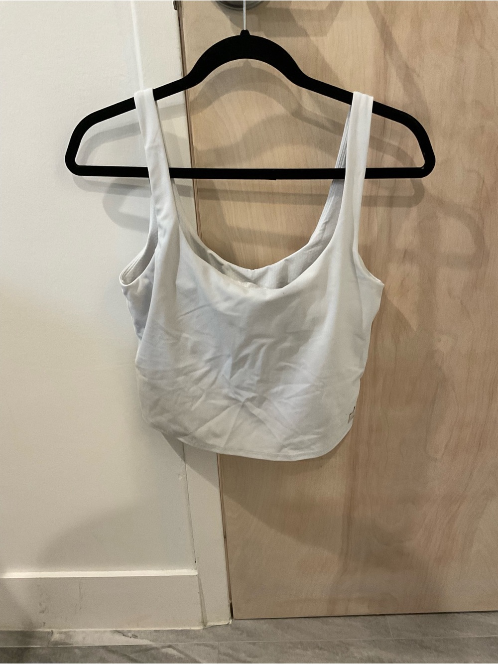 Vuori White Daily Essential Cropped Tank Top